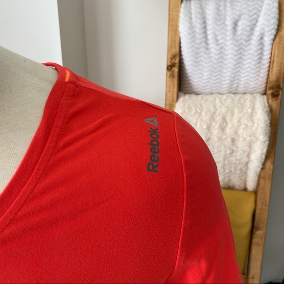 2/15$ - Reebok Women’s training tee - Picture 2 of 4